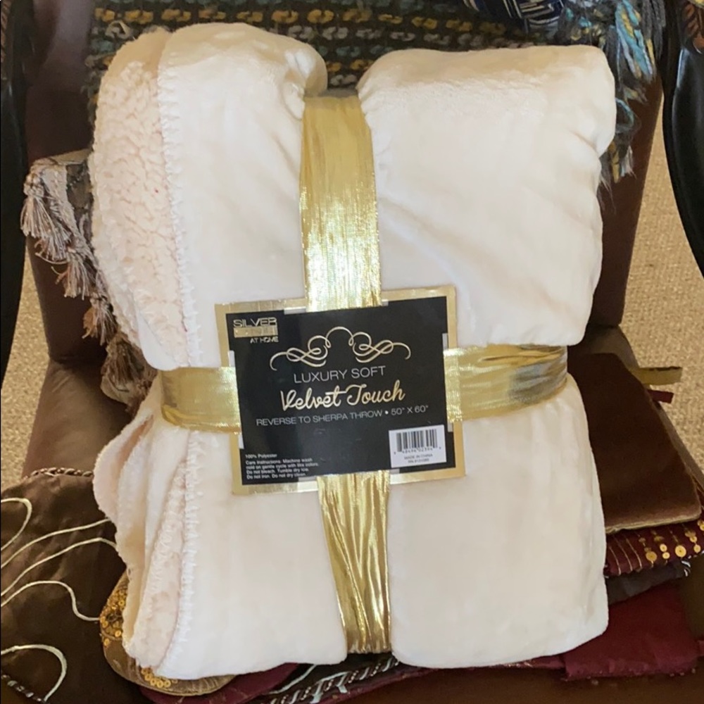 Comfortable in a luxe soft blanket 🥰